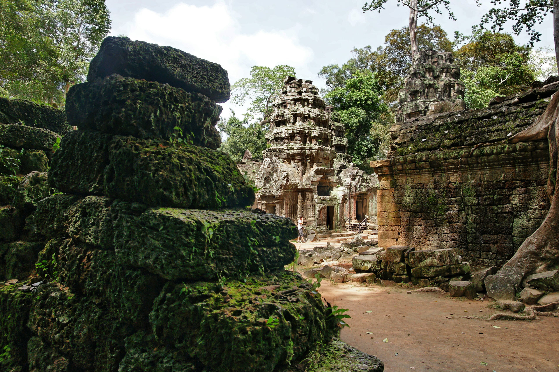Ta Prohm ("königliches Kloster") ist ein zwischen dem späten 12. und frühen 13. Jahrhundert erbauter Tempel. Der Ta Prohm wurde während der Herrschaft des letzten großen Königs des Khmer-Reiches  erbaut, einem Anhänger des Mahayana-Buddhismus.